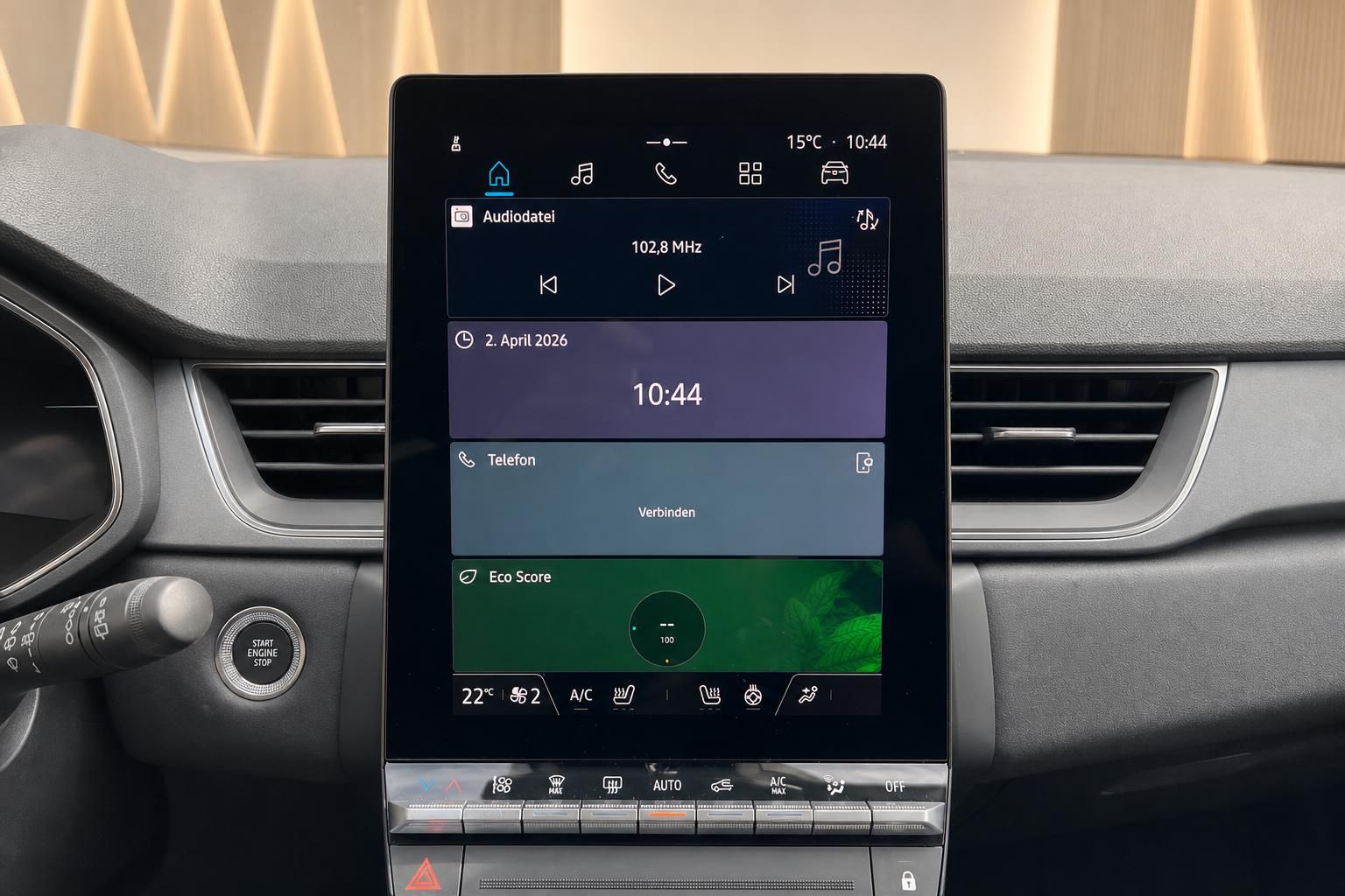 Renault Fahrzeug Innenraum - Zentrales Touchscreen-Display mit Infotainment und Klimasteuerung