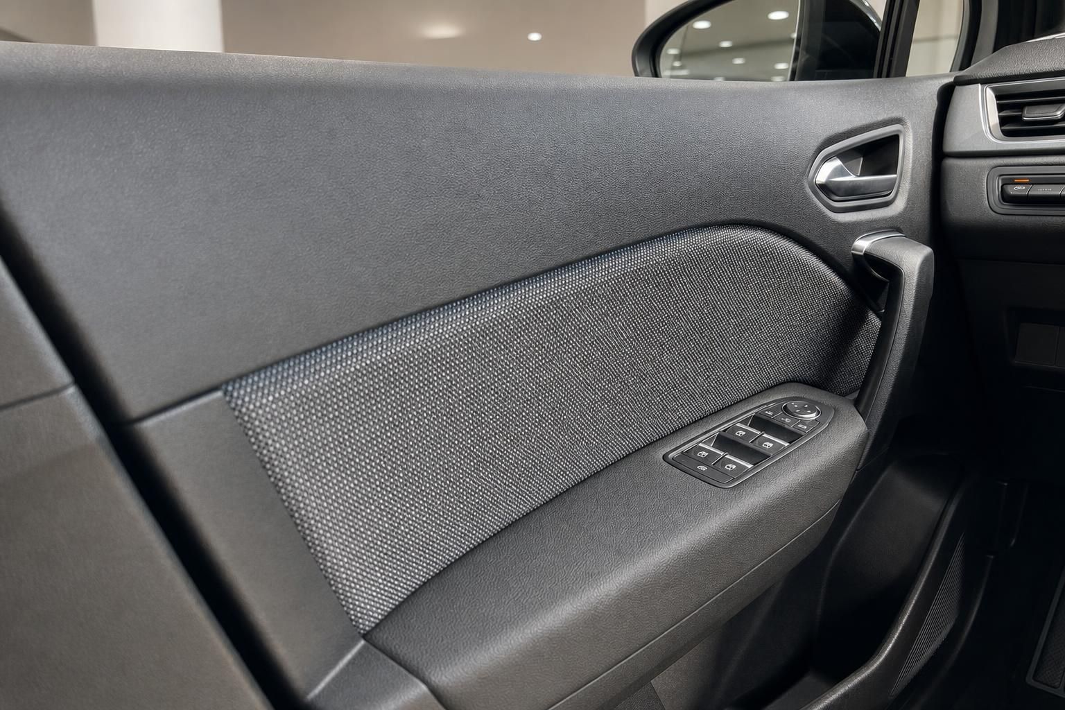 Renault Fahrzeug Innenraum - Türverkleidung mit Fensterheberschaltern und Stoffeinsätzen