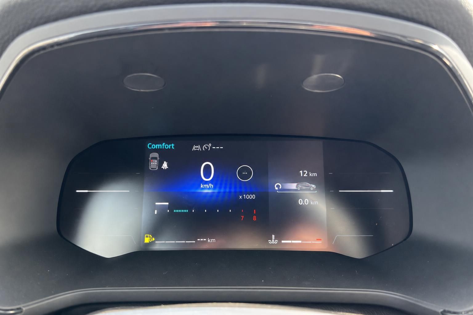Modernes digitales Kombiinstrument eines Elektrofahrzeugs mit blauer Geschwindigkeitsanzeige