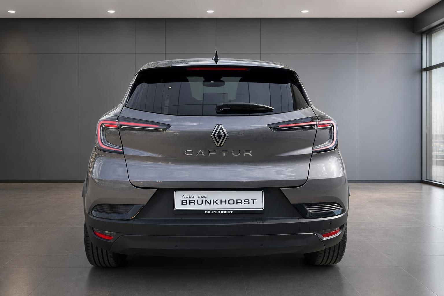 Renault Captur grau metallic Heckansicht mit LED-Rückleuchten und Autohaus Brunkhorst Kennzeichen