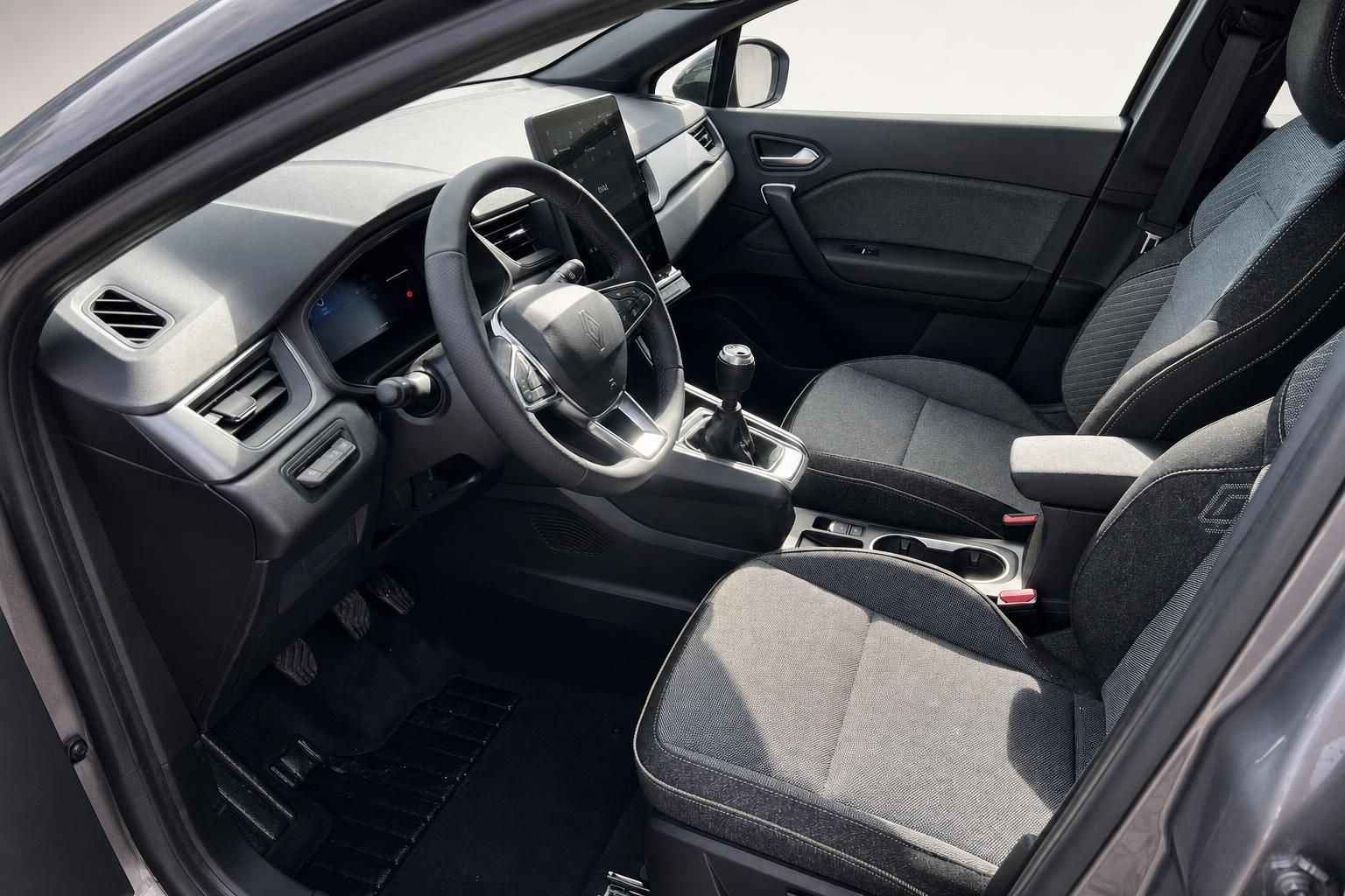 Renault Captur Innenraum Fahrersicht mit Lederlenkrad, Sportsitzen und Schaltgetriebe