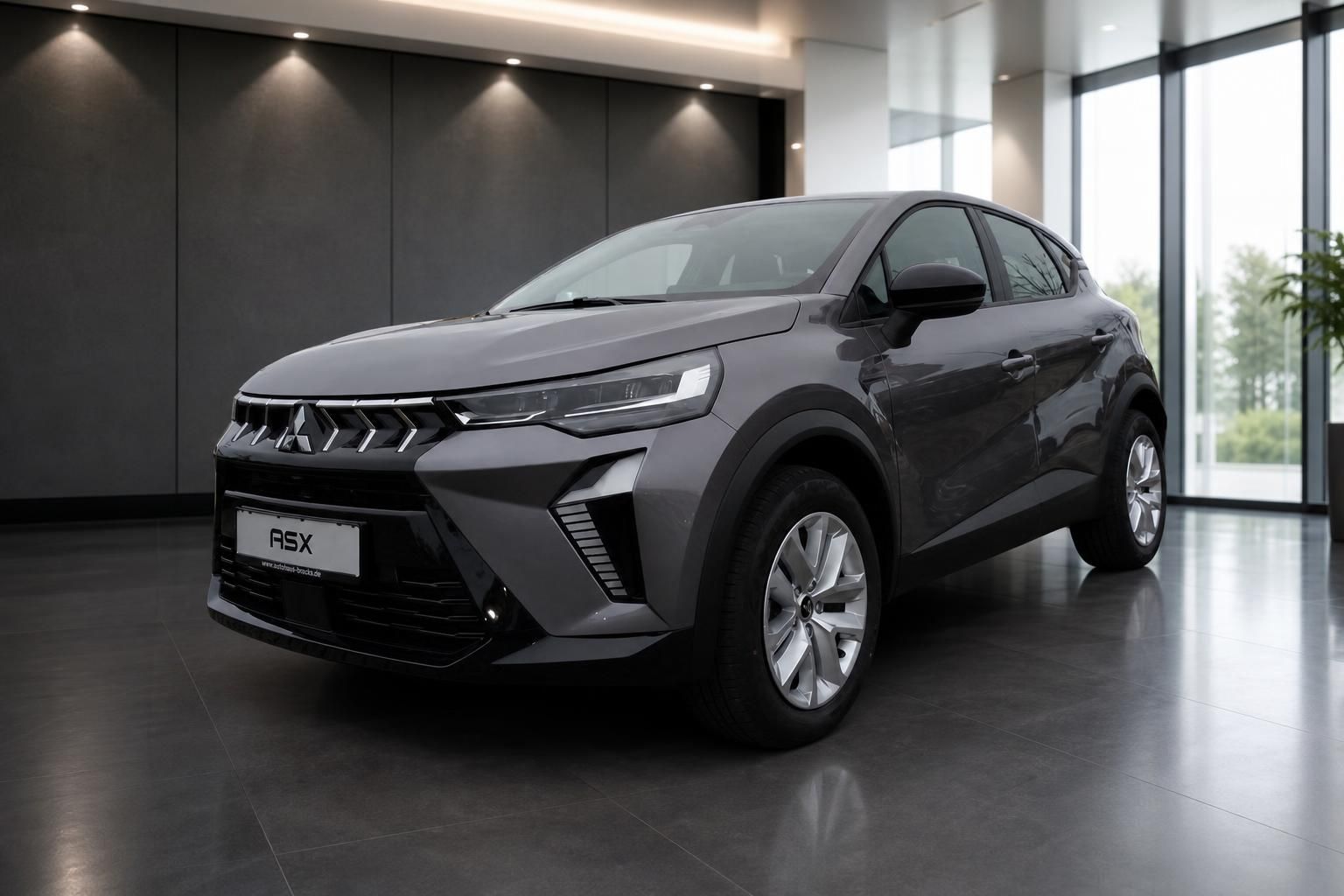 Mitsubishi ASX grau Frontansicht schräg im Autohaus Showroom