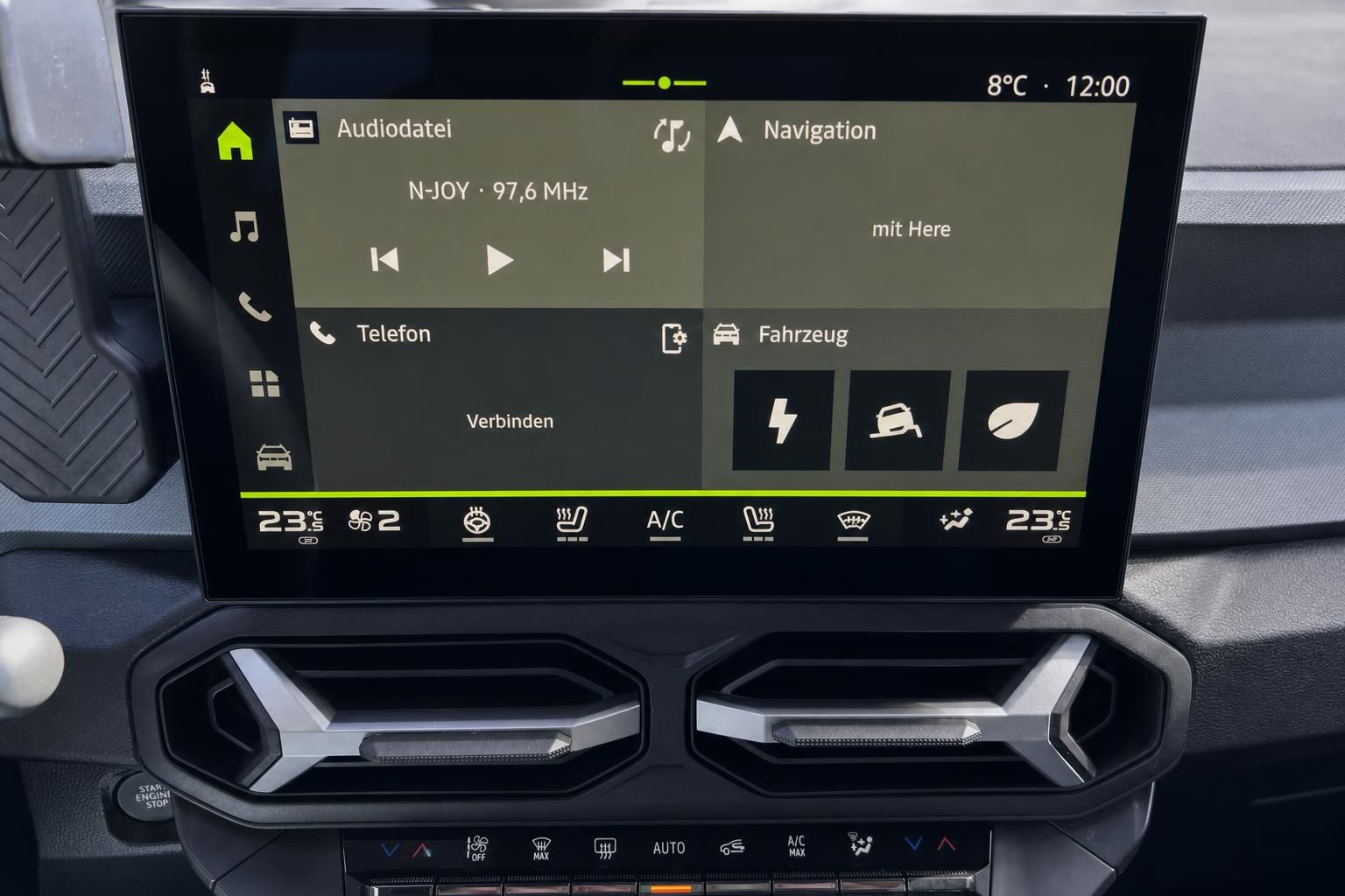 Modernes Infotainment-System mit Touchscreen, Klimaautomatik und digitalen Bedienelementen im Fahrzeuginnenraum