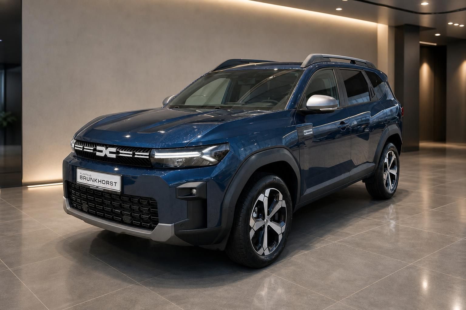 Blauer SUV Dacia in Dreiviertel-Frontansicht im modernen Autohaus-Showroom
