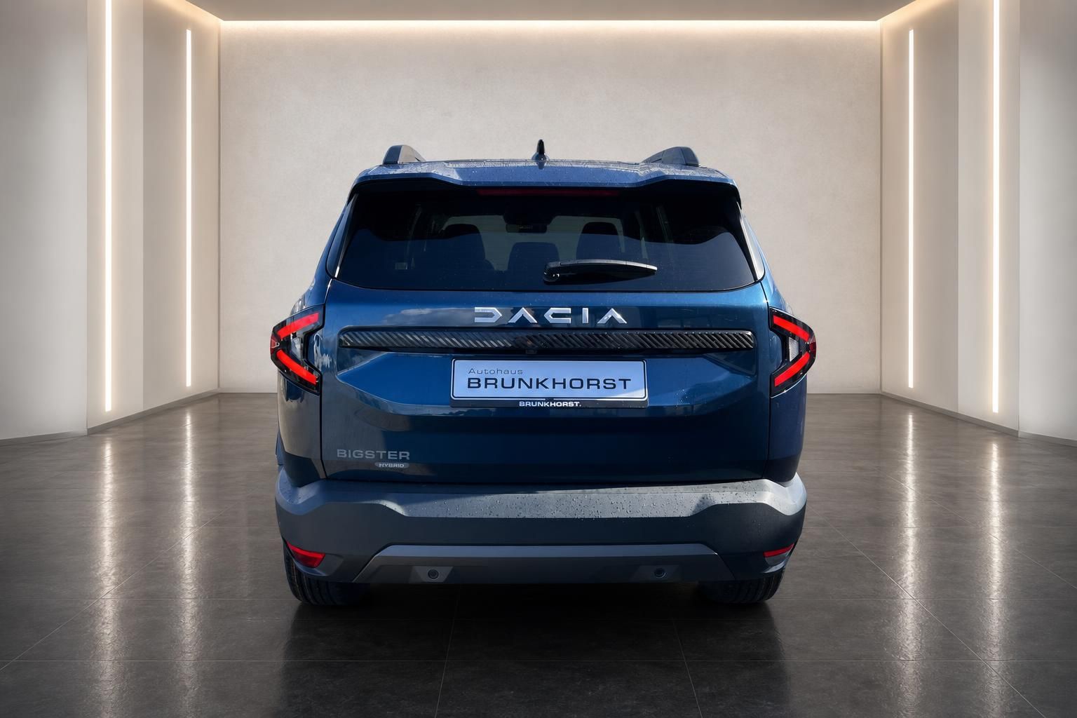 Dacia Bigster Hybrid SUV blau - Heckansicht im Showroom bei Autohaus Brunkhorst