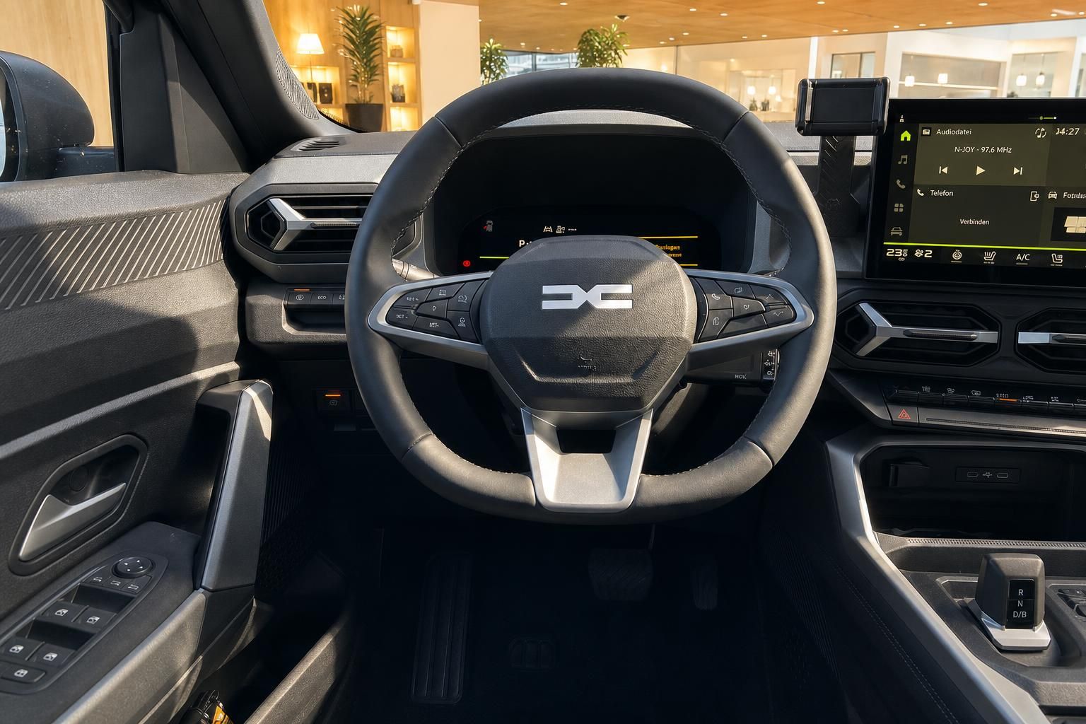 Lenkrad und Armaturenbrett mit digitalem Display und Infotainment-System im Elektroauto