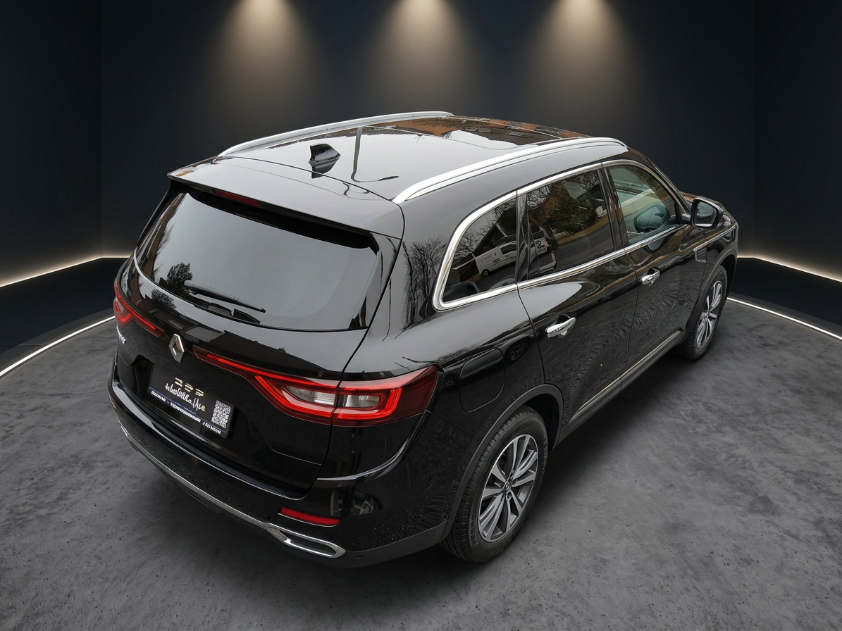 Schwarzer SUV mit Panoramadach und Dachreling im Porsche Autohaus Showroom