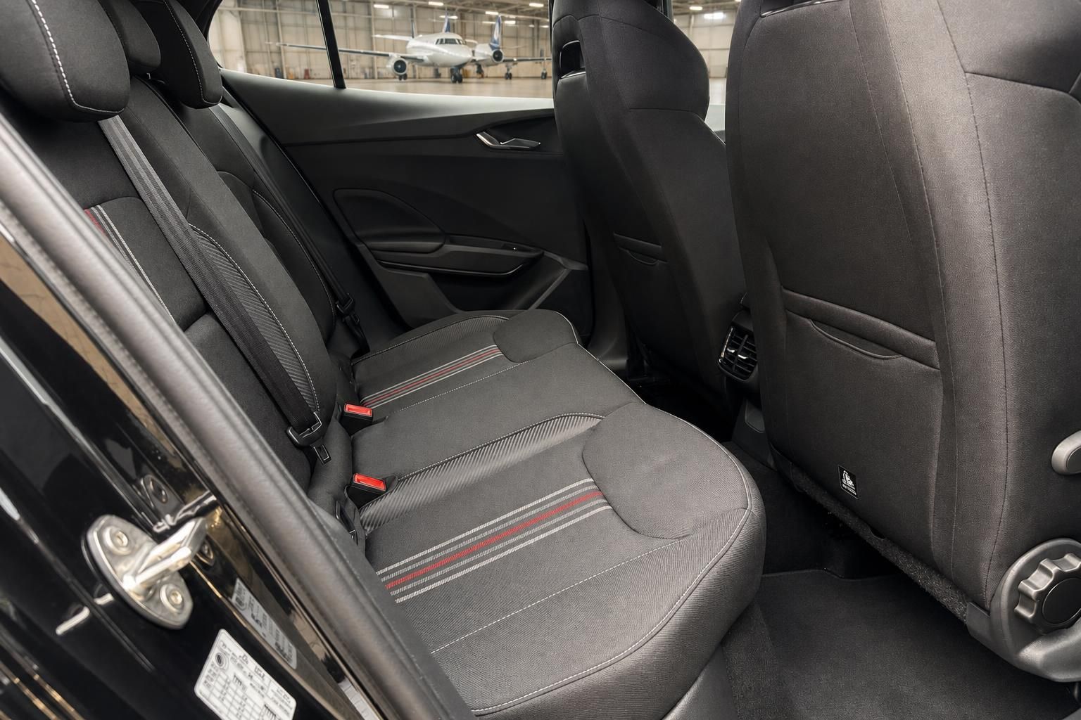 Skoda Scala Rücksitzbank mit grauen Polstern und roten Ziernähten im Fond