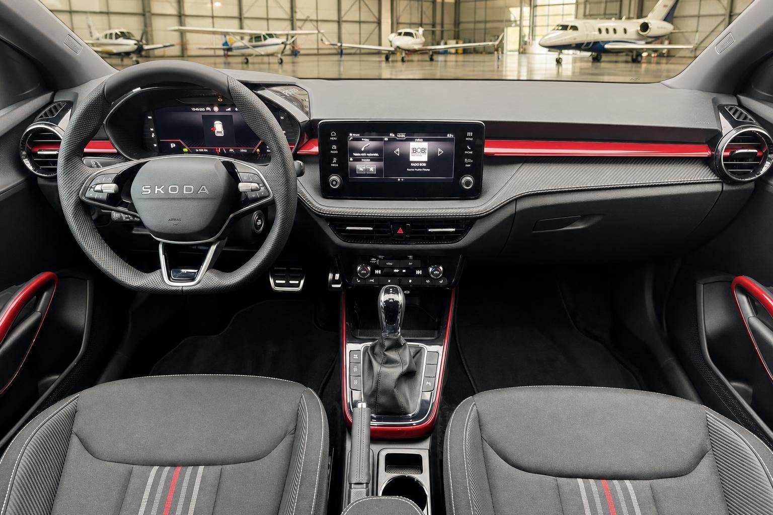 Skoda Scala Armaturenbrett mit Touchscreen, Lenkrad und roten Designelementen