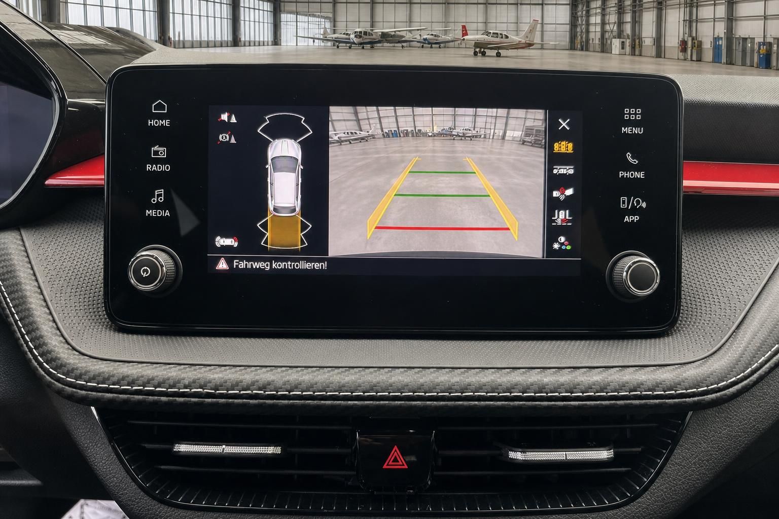 Skoda Fahrzeug Infotainment Display mit Rueckfahrkamera und Navigationssystem im Innenraum