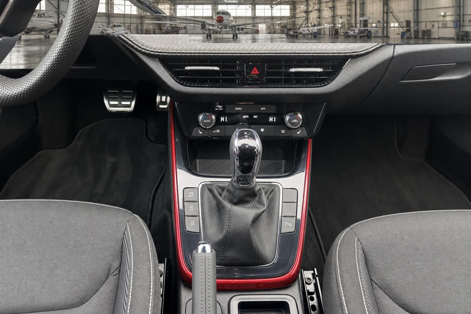 Skoda Fahrzeug Mittelkonsole mit Schaltknauf und roten Zierleisten im modernen Innenraum