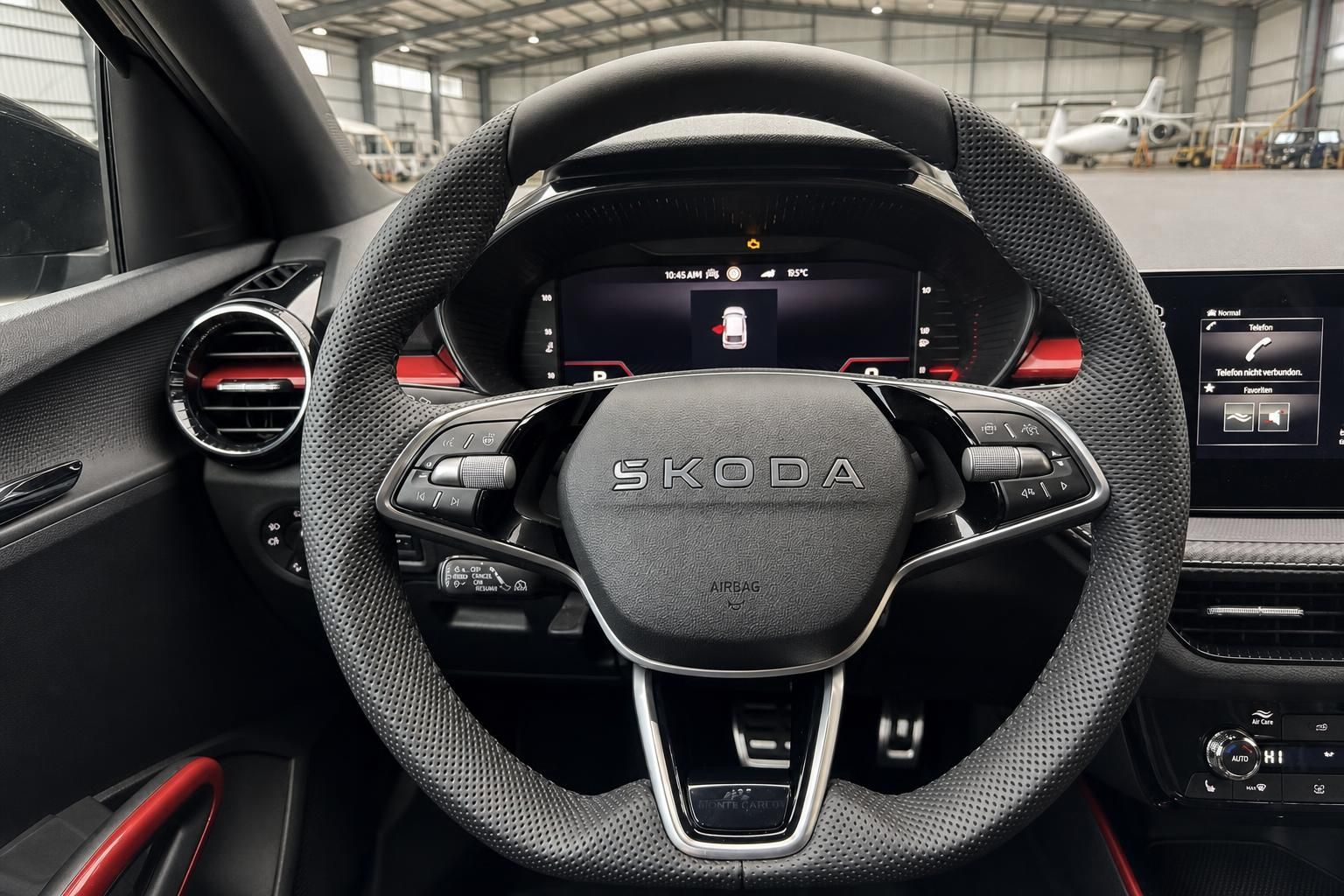 Skoda Lenkrad mit Multifunktionstasten und digitalem Kombiinstrument im Fahrzeuginnenraum