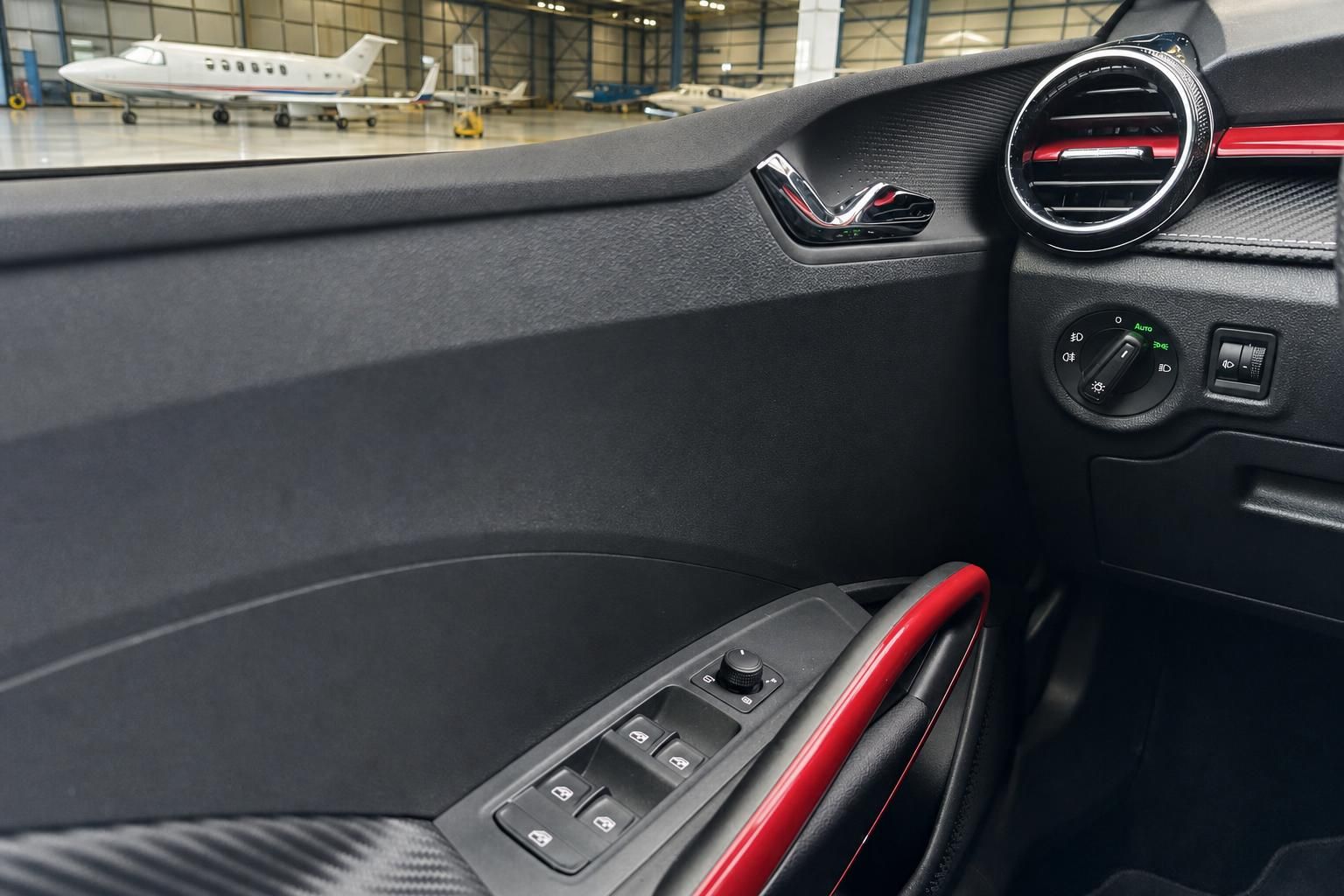 Skoda Fahrzeug Innenraum Detail mit Türverkleidung, Luftduesen und Fensterheberschaltern