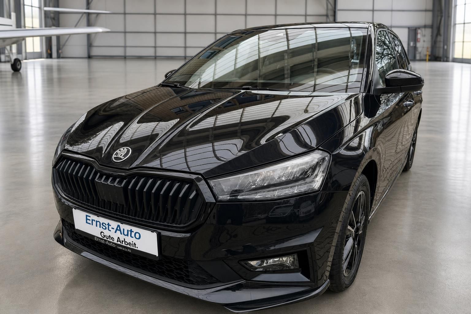Schwarzer Skoda Fabia Kompaktwagen Frontansicht in Ausstellungshalle - Ernst-Auto