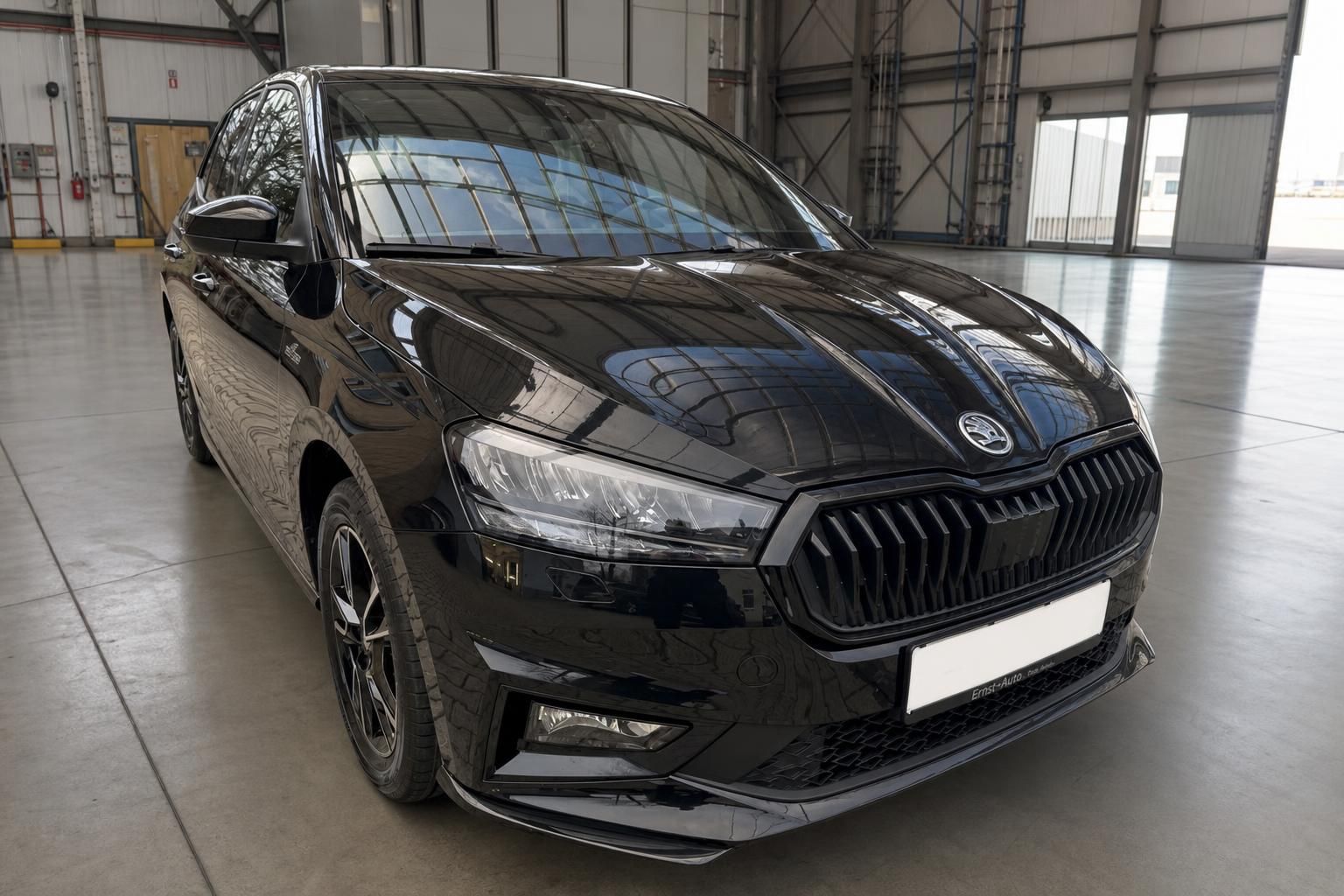 Schwarzer Skoda Fabia Schrägansicht vorne links in Fahrzeughalle