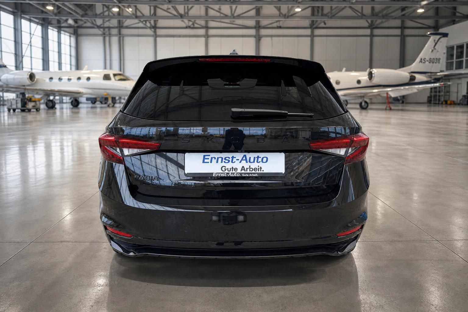 Schwarzer Skoda Fabia Heckansicht mit Ernst-Auto Kennzeichen in Ausstellungshalle