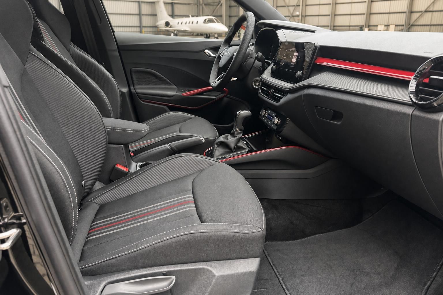 Skoda Scala Innenraum mit grauen Sportsitzen und roten Akzenten, Cockpit-Ansicht