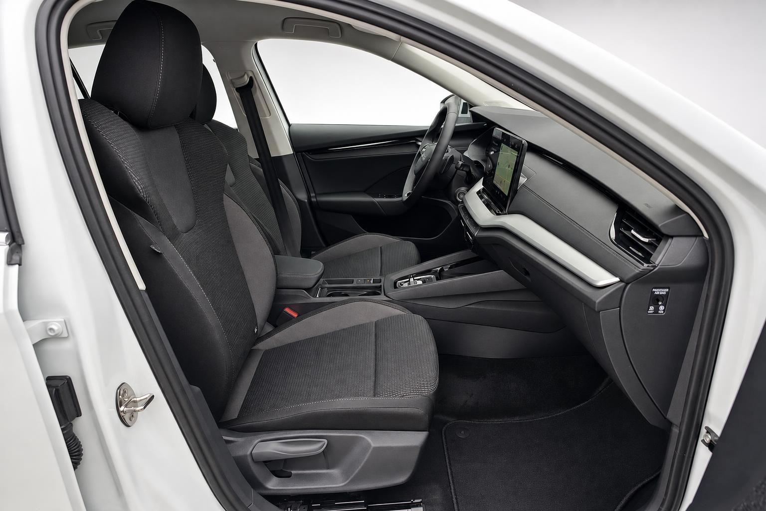 Fahrzeug Innenraum Vordersitze mit Cockpit und Navigationsbildschirm