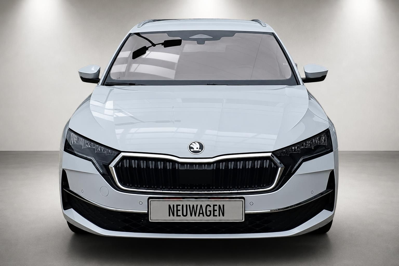 Skoda Octavia weiß Frontansicht mit Kühlergrill im Studio