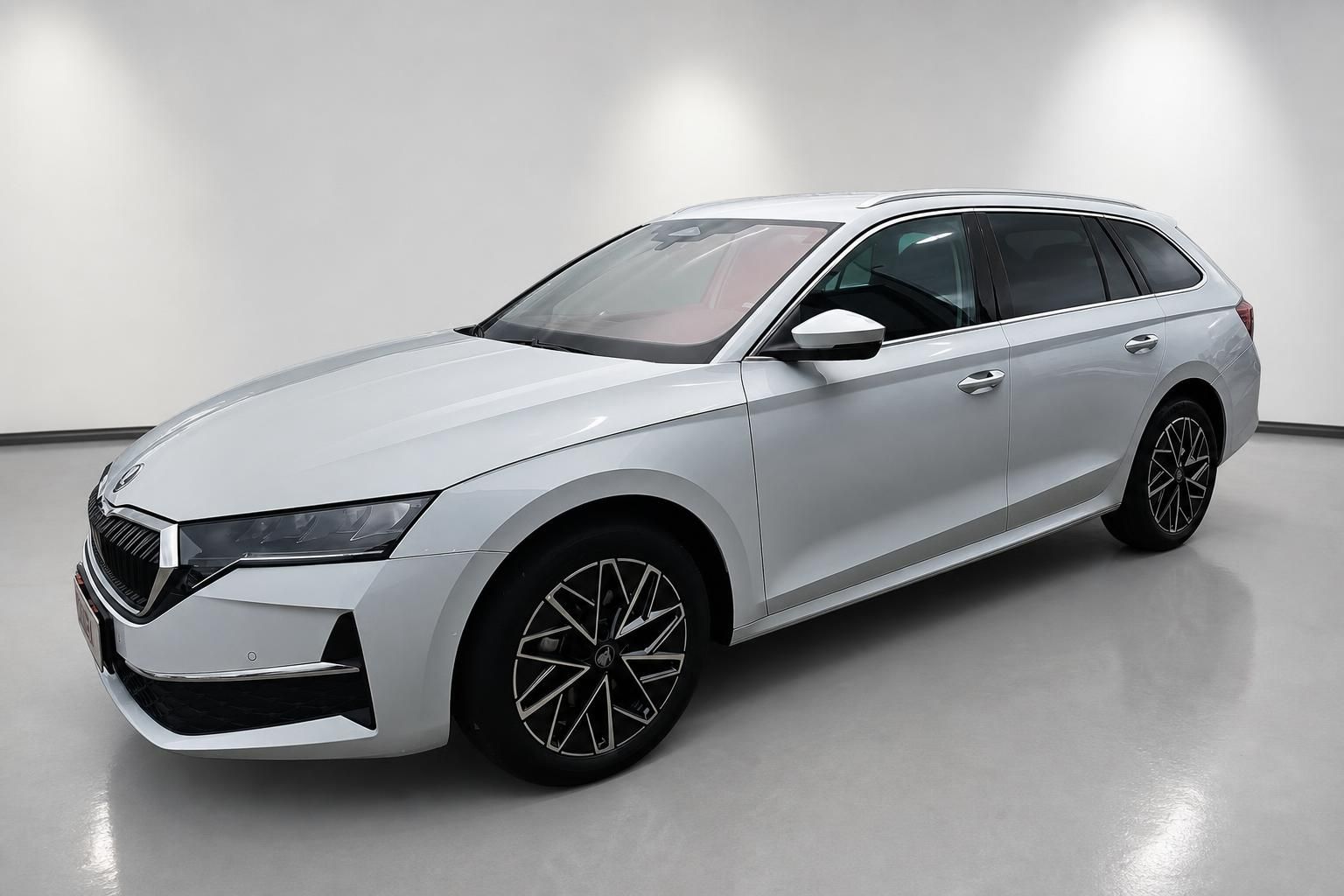 Skoda Octavia Combi weiß Seitenansicht schräg vorne
