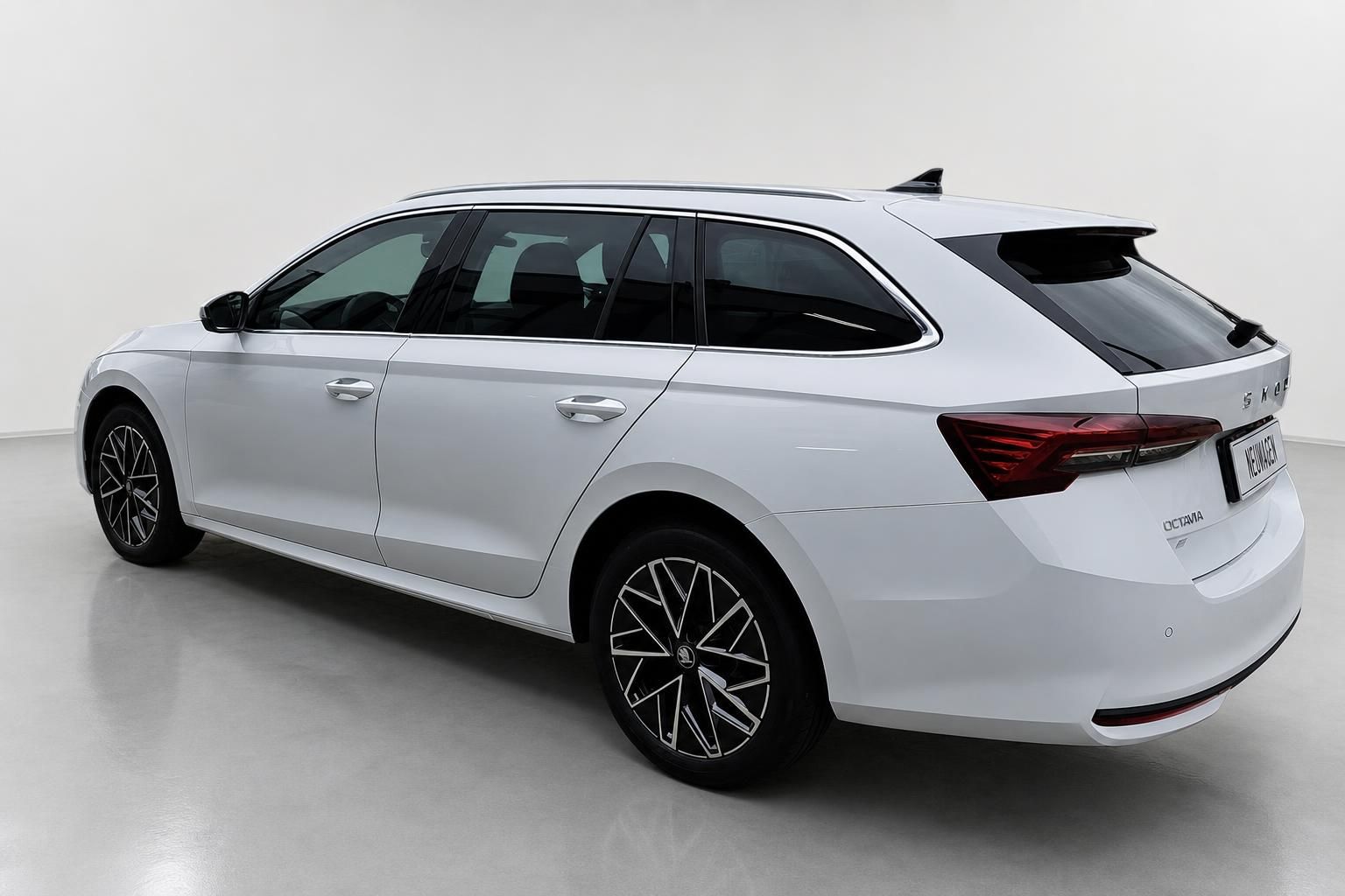 Skoda Octavia Combi weiß Heckansicht schräg von hinten