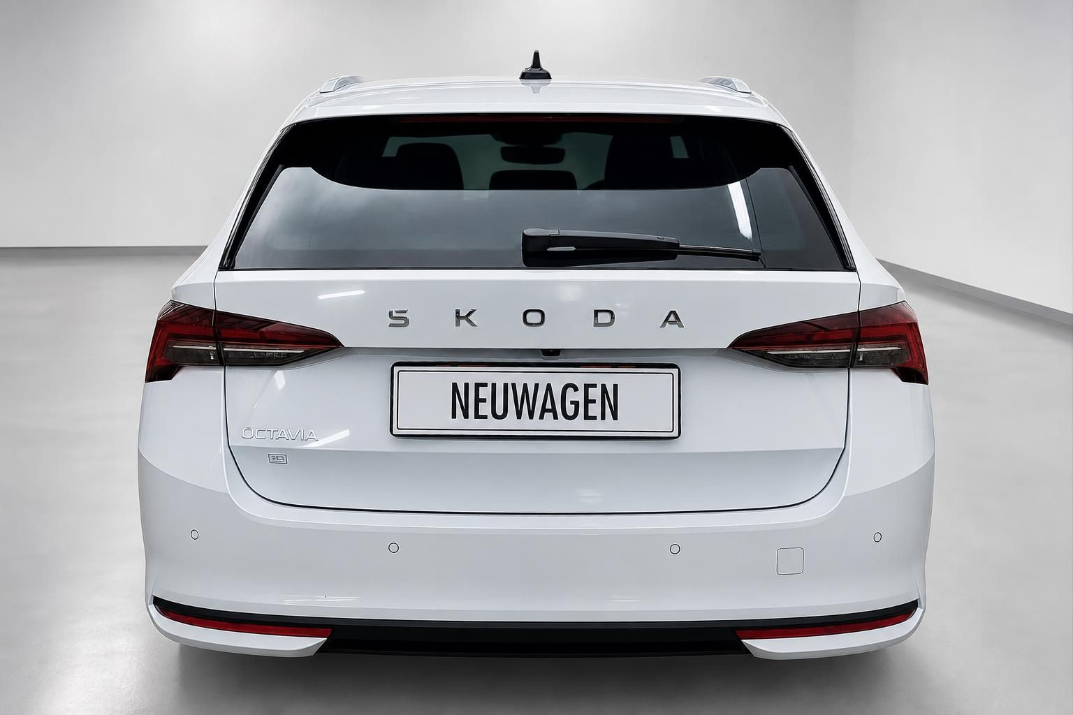 Skoda Octavia Combi weiß Heckansicht mit Rückleuchten