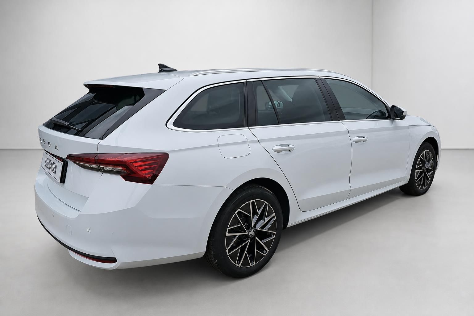 Skoda Octavia Combi weiß, Heckansicht schräg mit Alufelgen