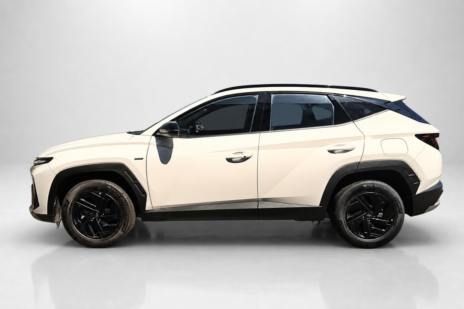 Hyundai Tucson SUV in Creme-Weiß, Seitenansicht im Studio
