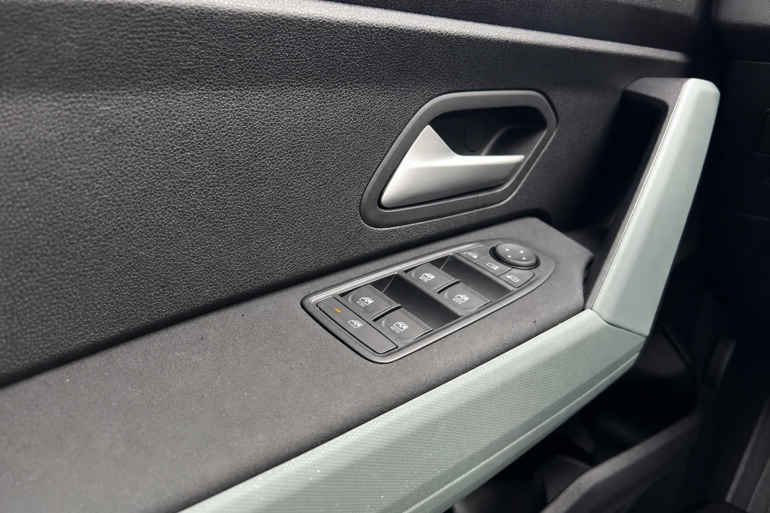 Elektrische Fensterheber und Türgriff im Auto Innenraum Detail