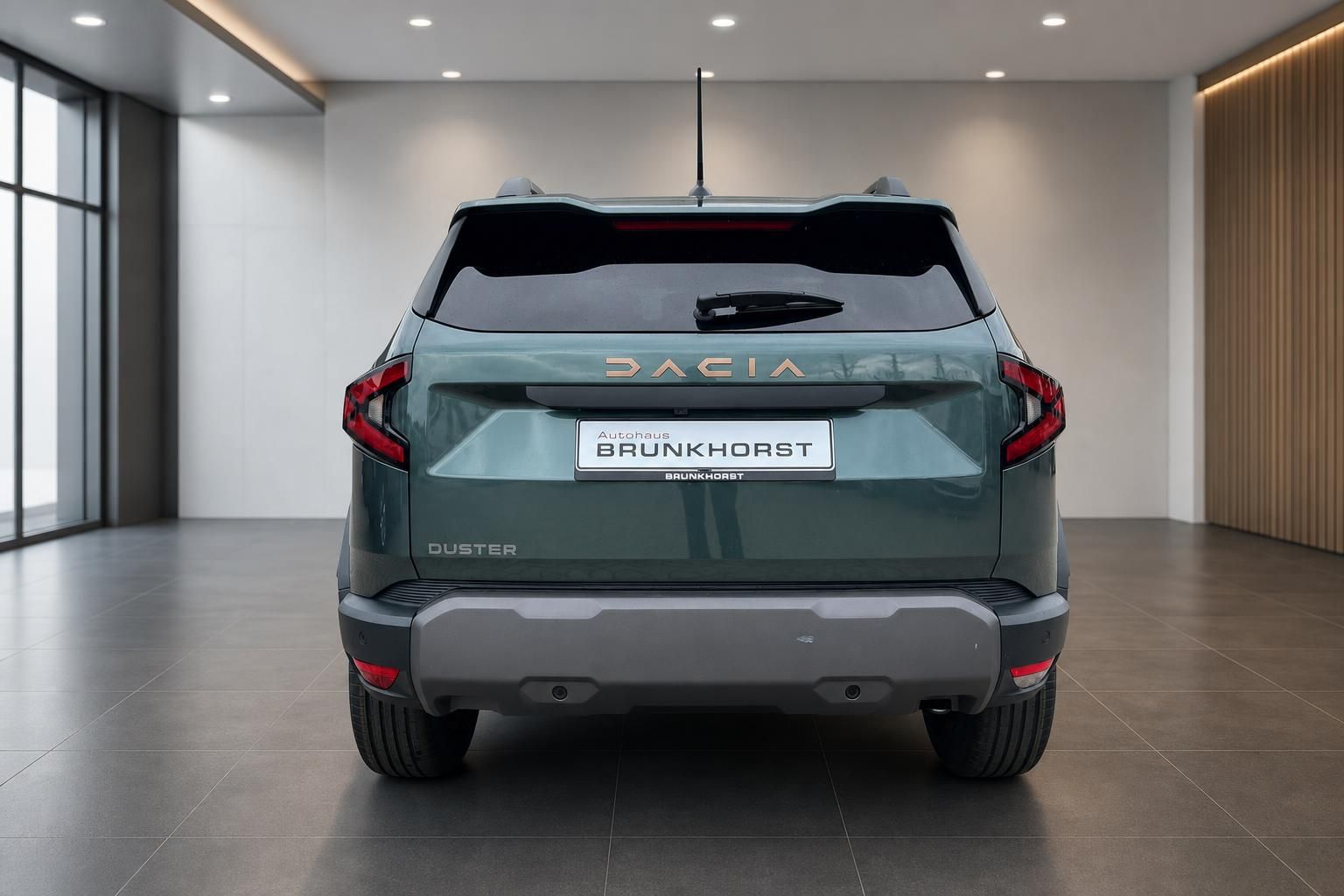 Dacia Duster Heckansicht grün - Rückleuchten und Autohaus Brunkhorst Kennzeichen im Showroom
