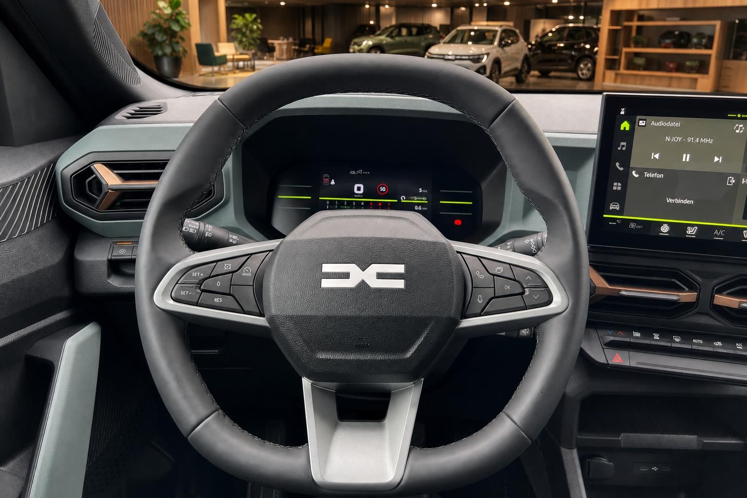 Fahrzeug Cockpit mit Lenkrad und Infotainment-Display im modernen Autohaus