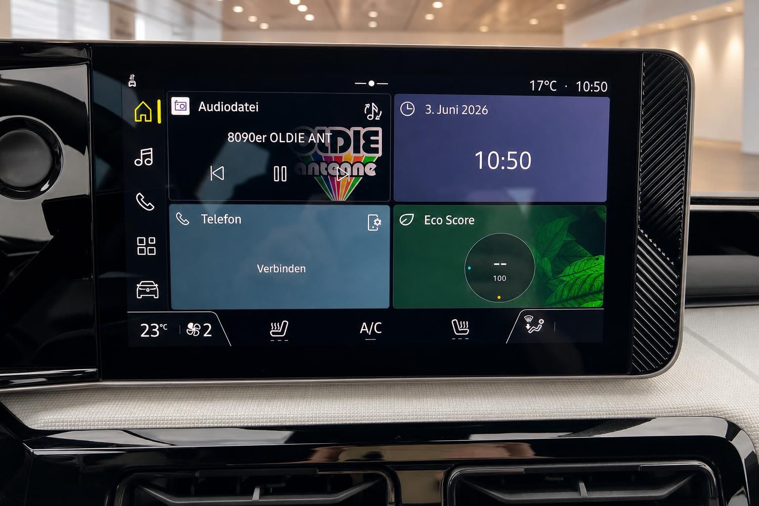 Touchscreen Infotainment System mit Navigation und Klimasteuerung