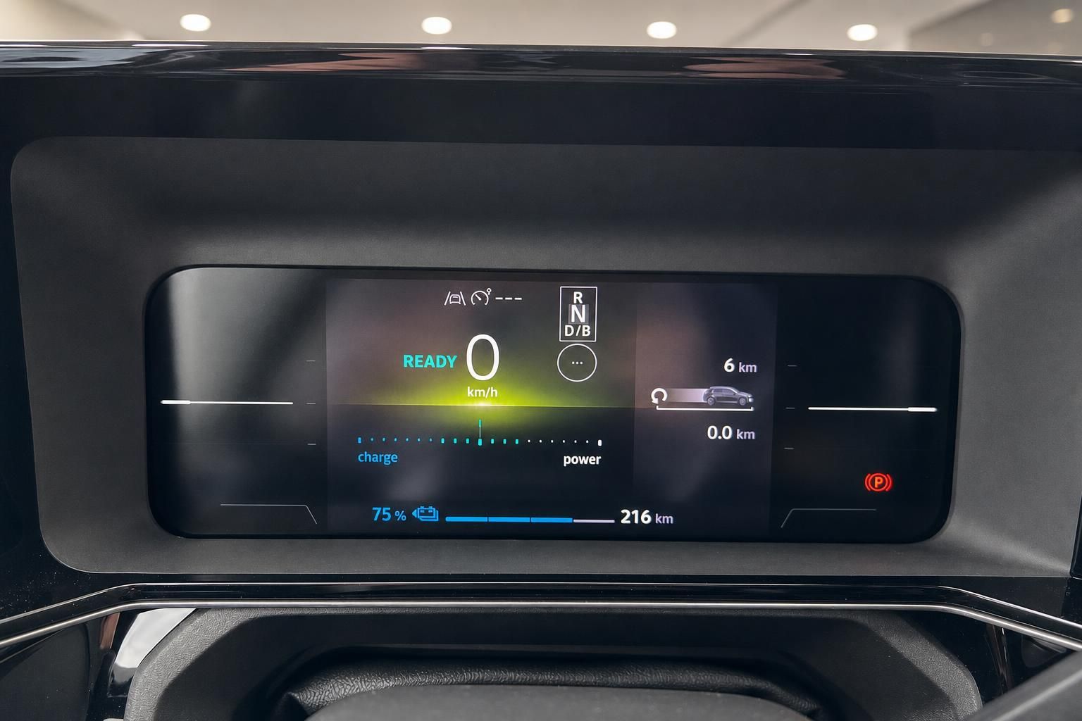 Digitales Cockpit Display mit Elektroauto Ladeanzeige und Reichweite von 216 km