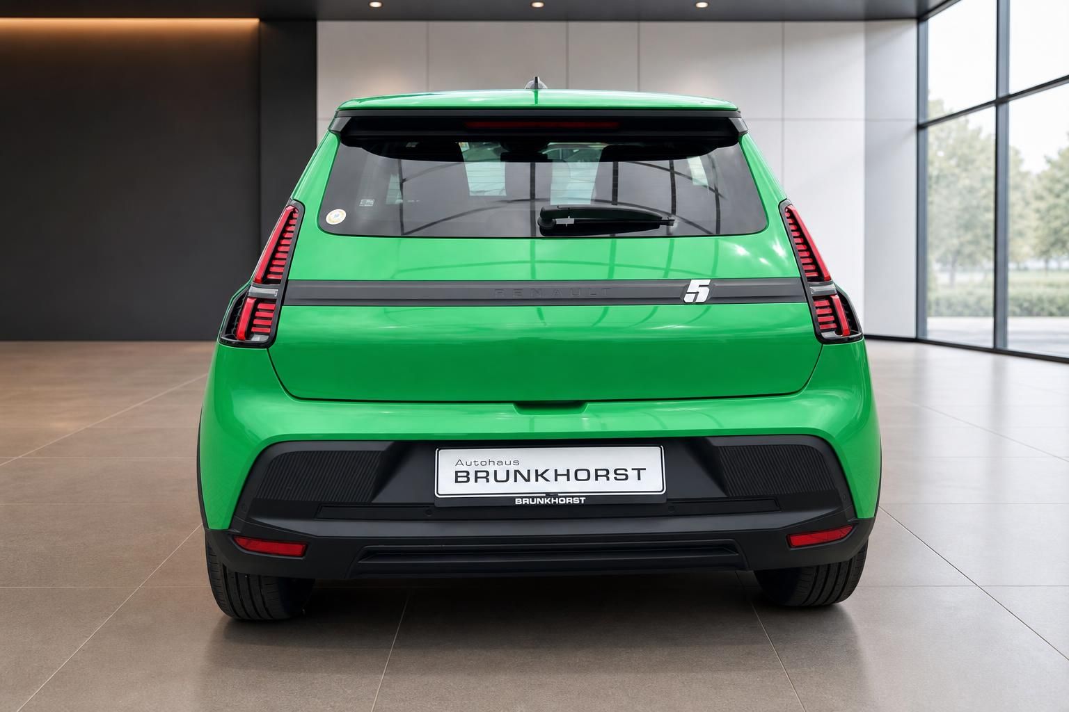 Grüner Renault Elektroauto Heckansicht mit roten Rücklichtern und Autohaus Brunkhorst Kennzeichen