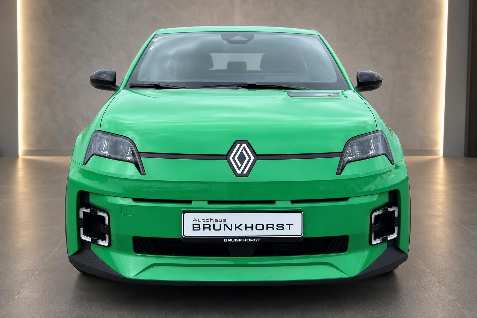 Grüner Renault Elektro-PKW Frontansicht mit charakteristischen LED-Scheinwerfern und Renault-Logo