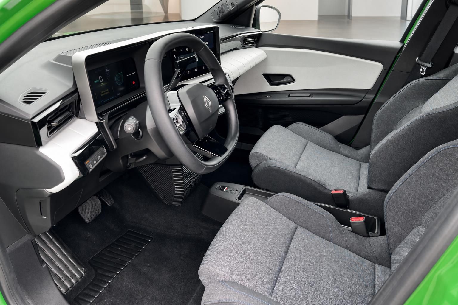 Renault Fahrzeug Innenraum mit grauen Stoffsitzen, modernem Lenkrad und digitaler Instrumententafel