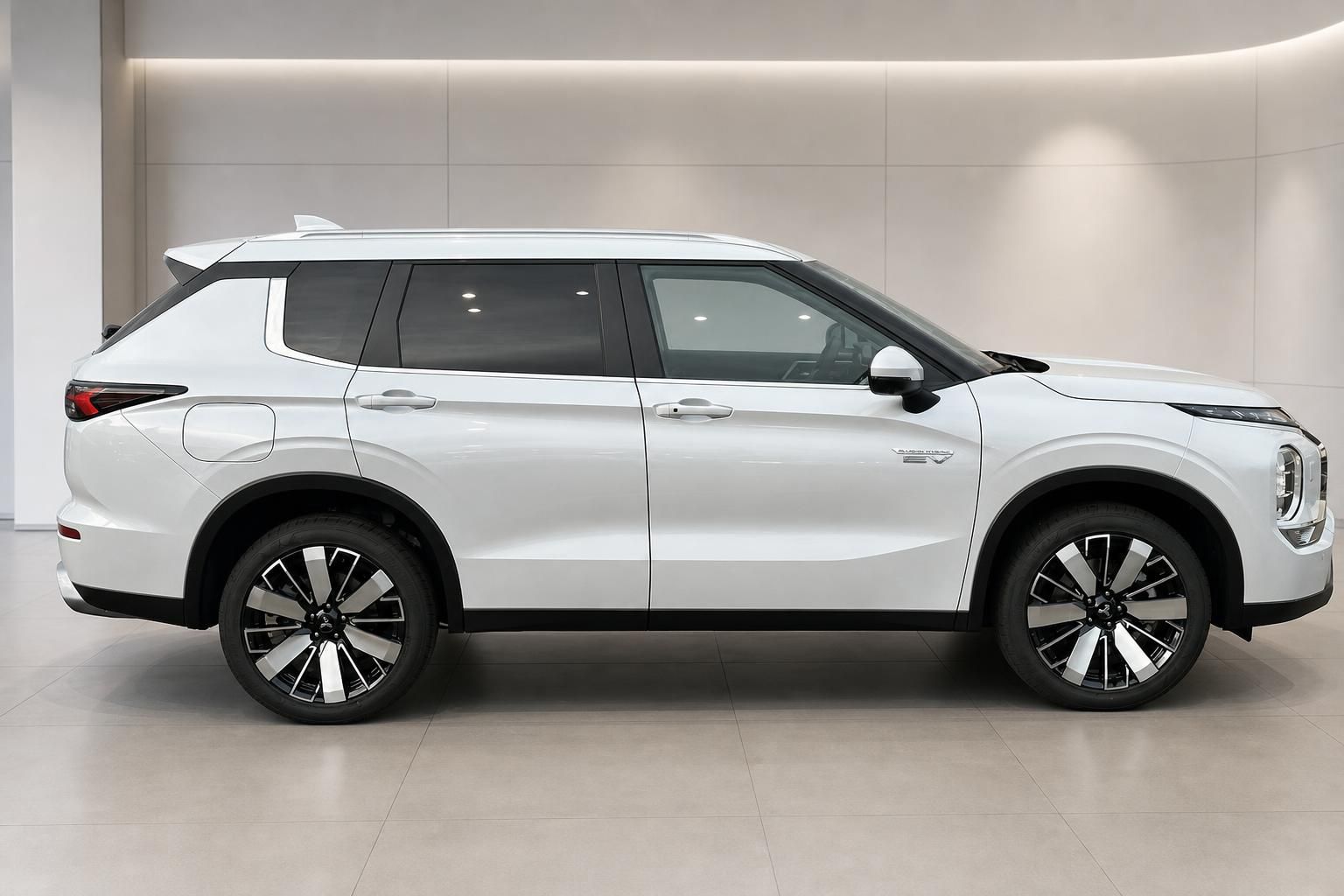 Mitsubishi Outlander PHEV weiss Seitenansicht rechts im Showroom mit Alufelgen