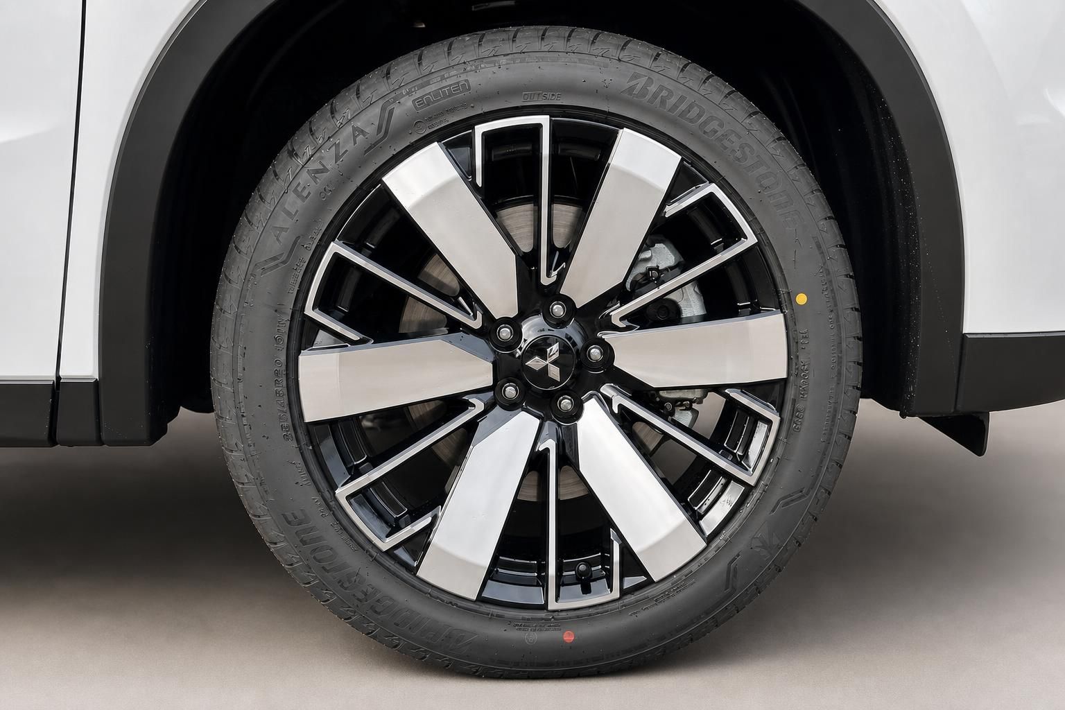 Mitsubishi SUV Leichtmetallfelge mit Bridgestone Bereifung Detailansicht
