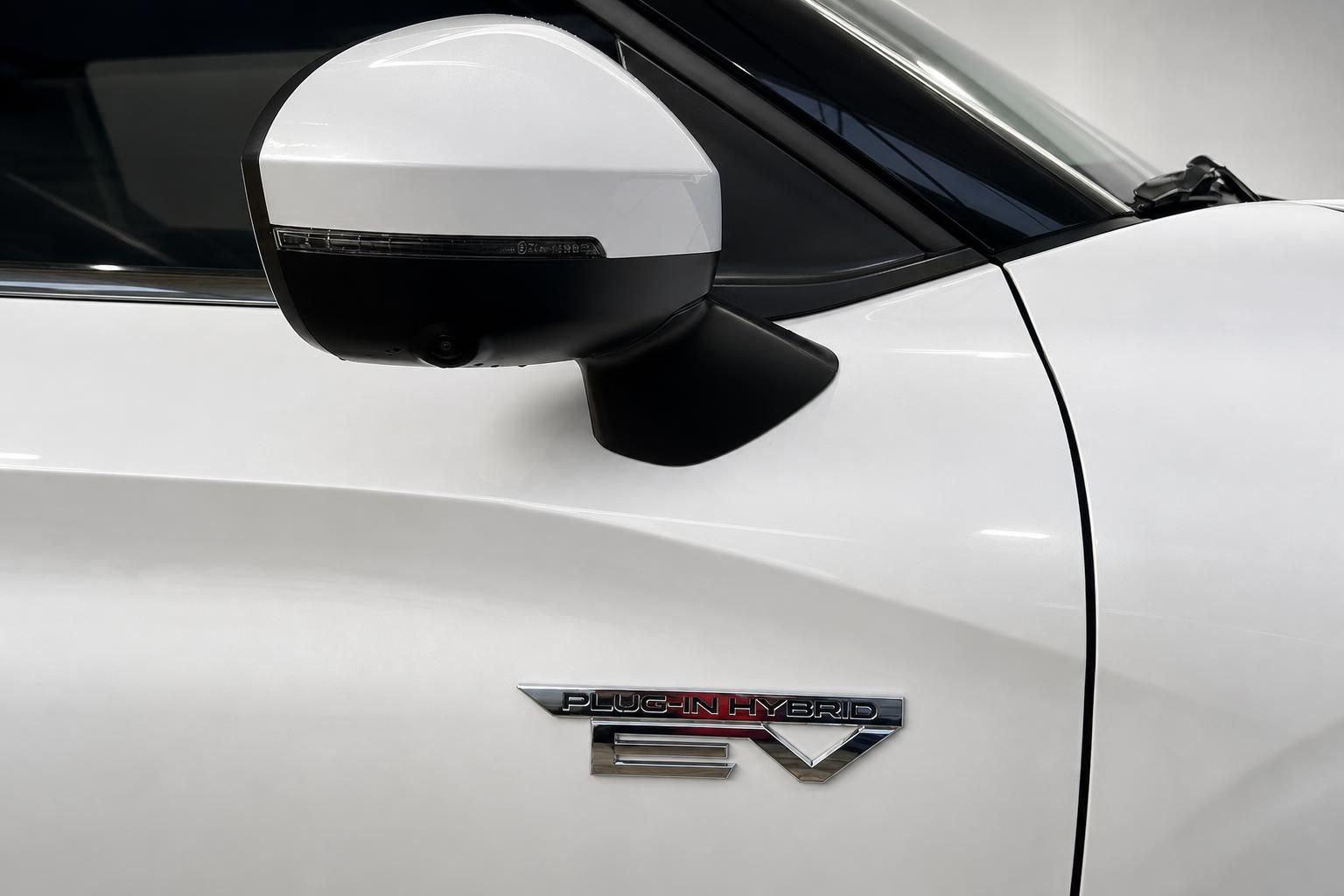 Mitsubishi Plug-in Hybrid EV Emblem und Außenspiegel Detailansicht weißer SUV