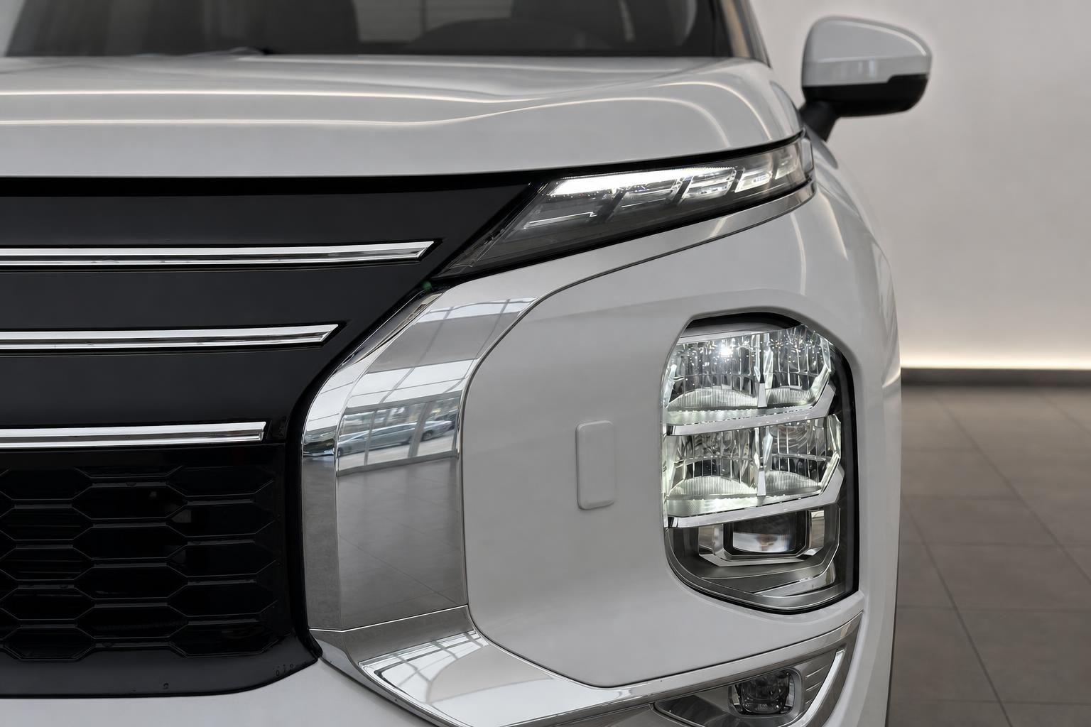 Mitsubishi SUV Frontscheinwerfer LED Detailansicht weißer Kühlergrill Nahaufnahme