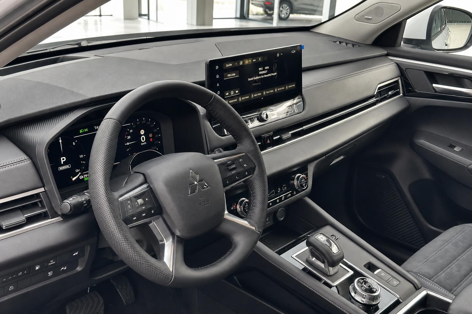 Mitsubishi Outlander PHEV Innenraum Lenkrad Infotainment Display Mittelkonsole