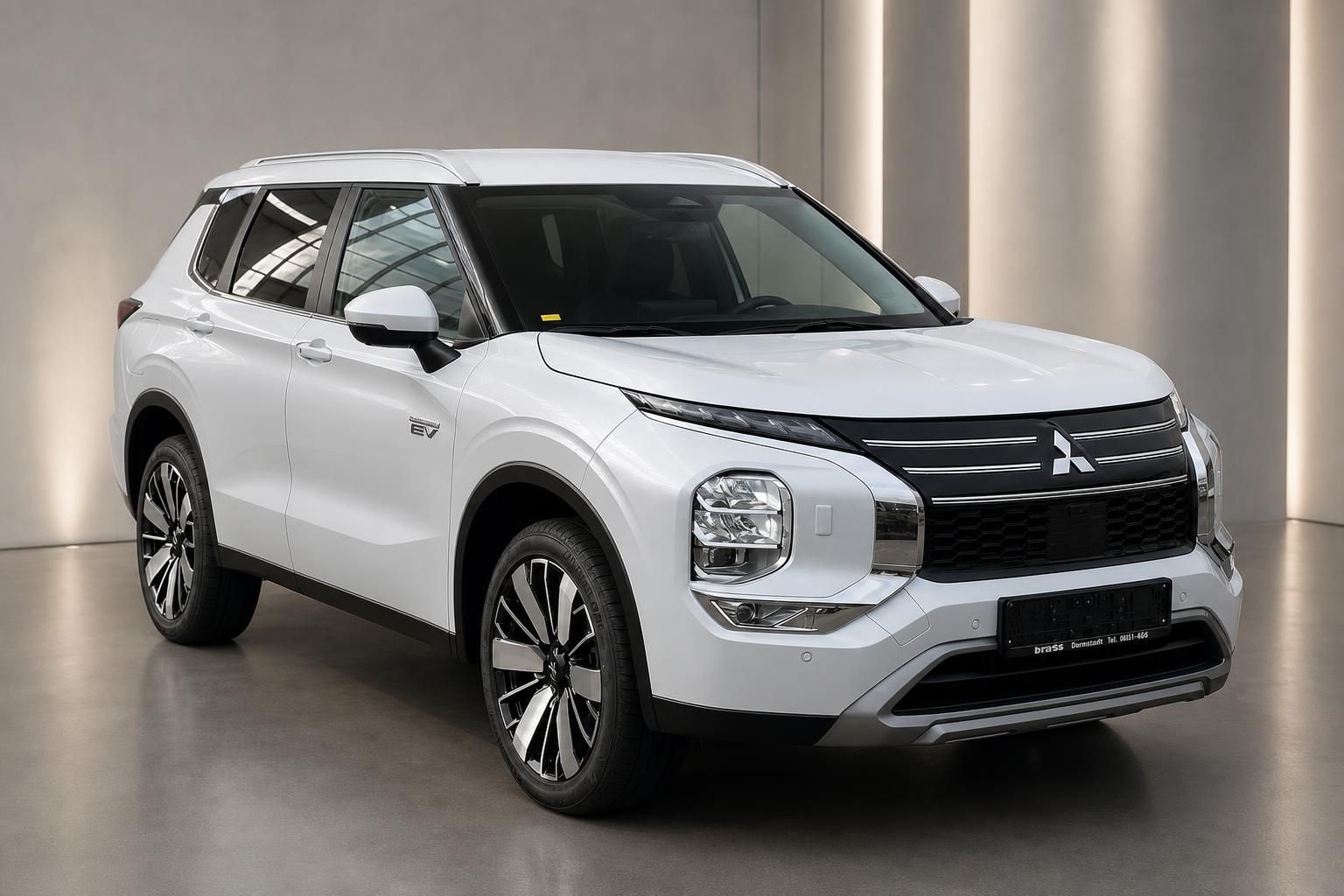 Mitsubishi Outlander PHEV EV weiss schraeg vorne links Ausstellungsraum Saeulen