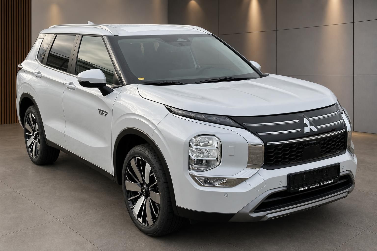 Mitsubishi Outlander PHEV EV weiss Frontansicht schraeg links Ausstellungsraum