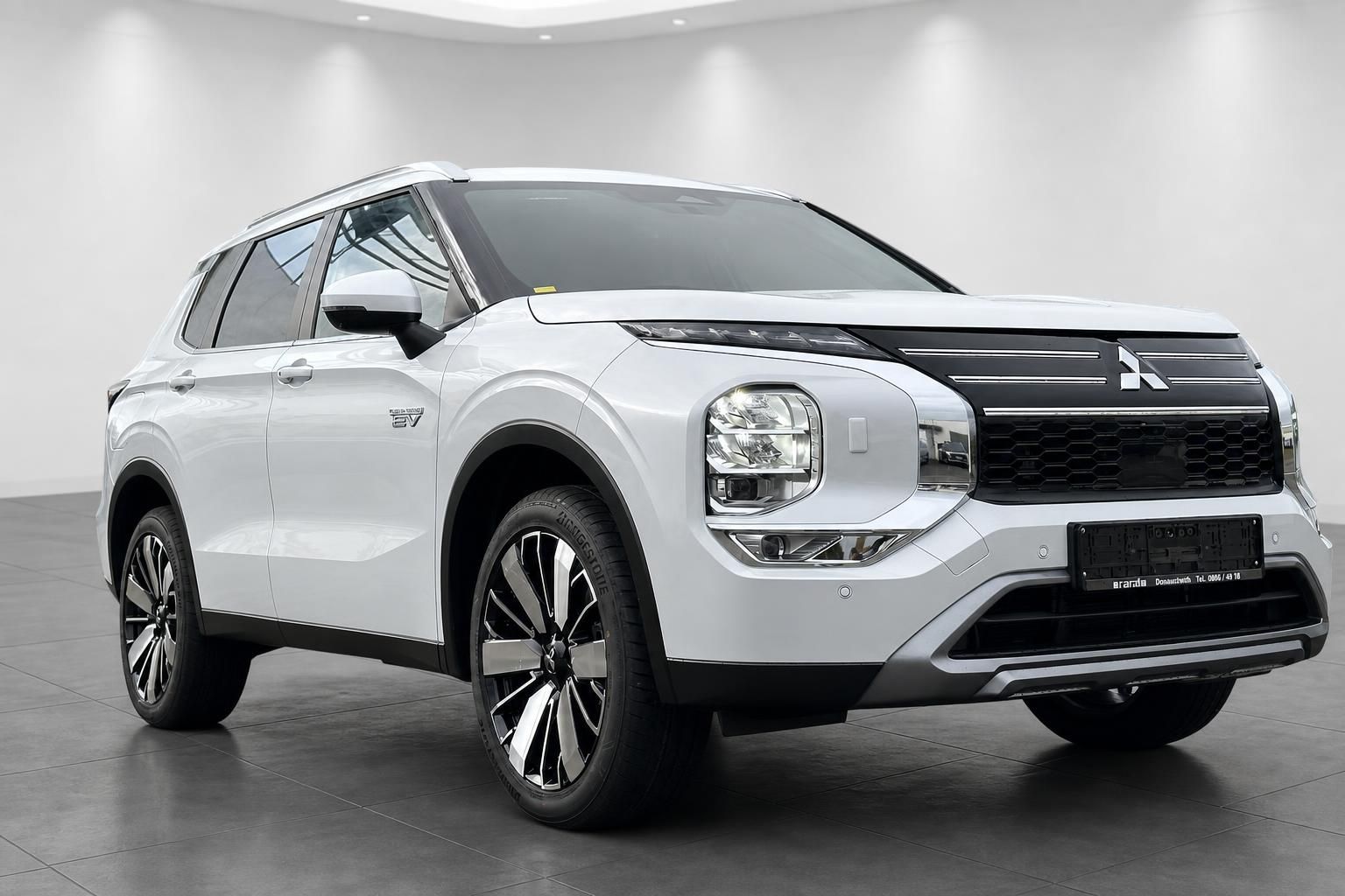 Mitsubishi Outlander PHEV EV weiss Frontansicht schraeg Haendler Donauwörth
