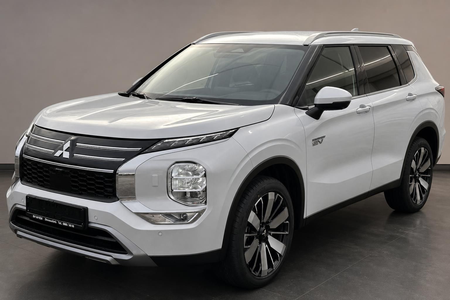 Mitsubishi Outlander PHEV EV weiss Frontansicht schraeg rechts Showroom