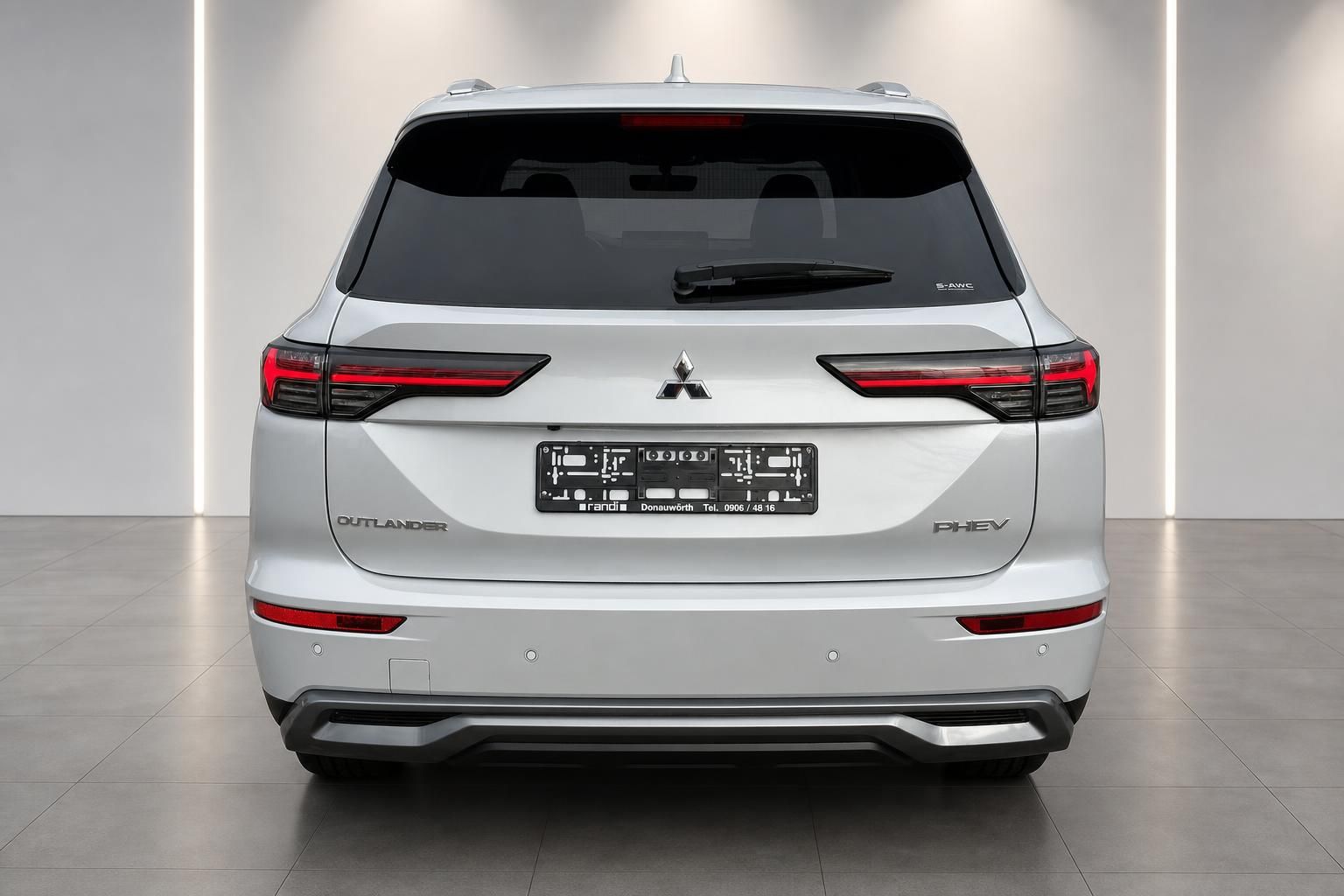 Mitsubishi Outlander PHEV weiss direkte Heckansicht mit Mitsubishi Logo und Kennzeichen