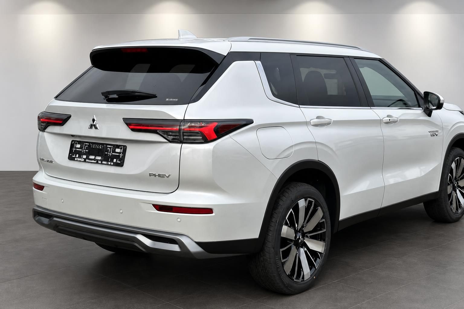 Mitsubishi Outlander PHEV weiss Heckansicht schraeg rechts mit LED-Rueckleuchten