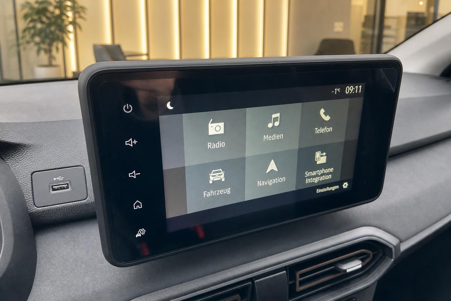 Touchscreen-Infotainment-System mit Navigation und Medienmenü im Fahrzeug-Cockpit
