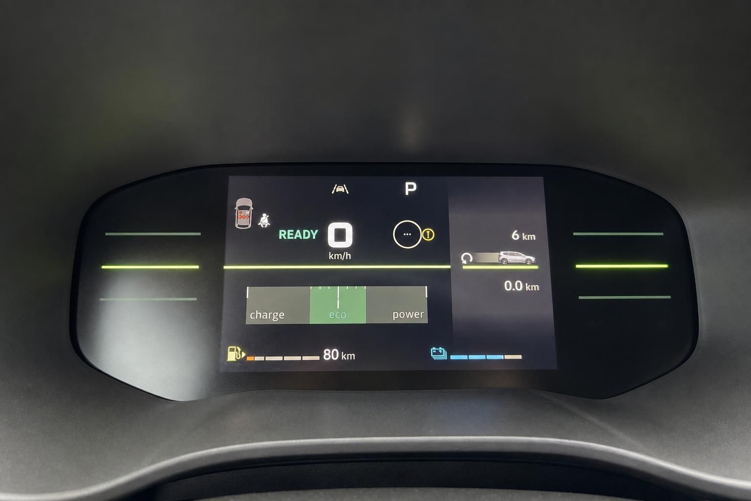Digitales Kombiinstrument mit Elektrofahrzeug Anzeige - Reichweite, Lademodus und Fahrzeugstatus Display