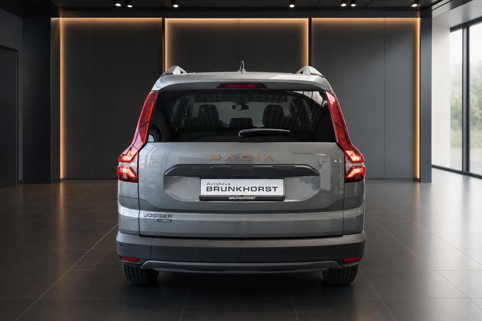 Dacia Jogger Heckansicht grau metallic mit Hybrid Badge im Autohaus